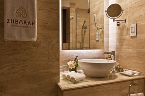 Classic-Zweibettzimmer | Waschbecken im Bad