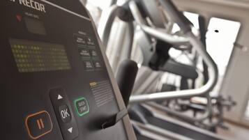 Una cinta de correr con pantalla digital y panel de control.