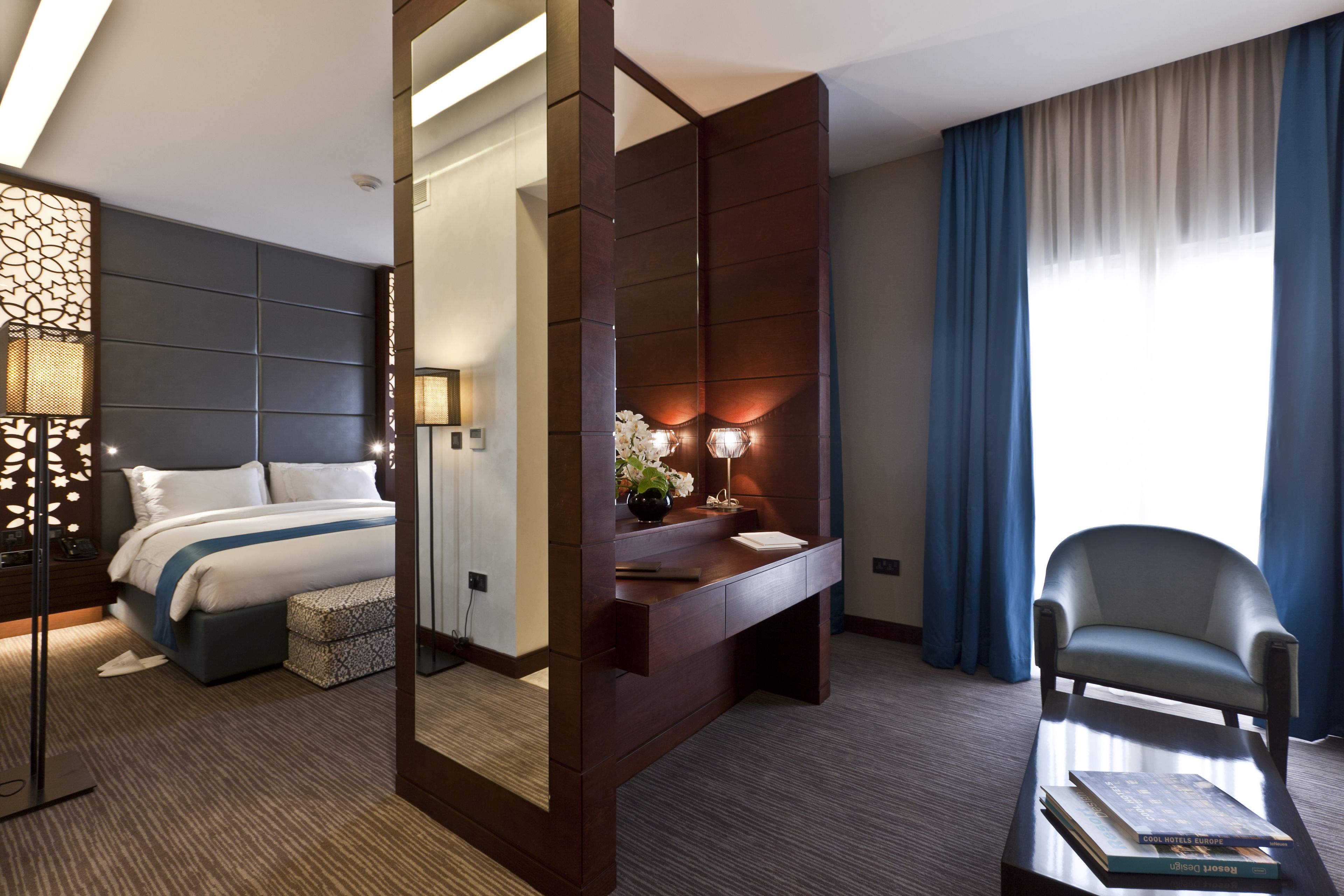 executive suite | minibar, in-room safe, desk, soundproofing