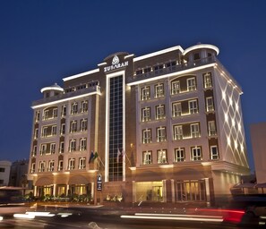 Front of property – evening/night - Zubarah Hotel (Doha)