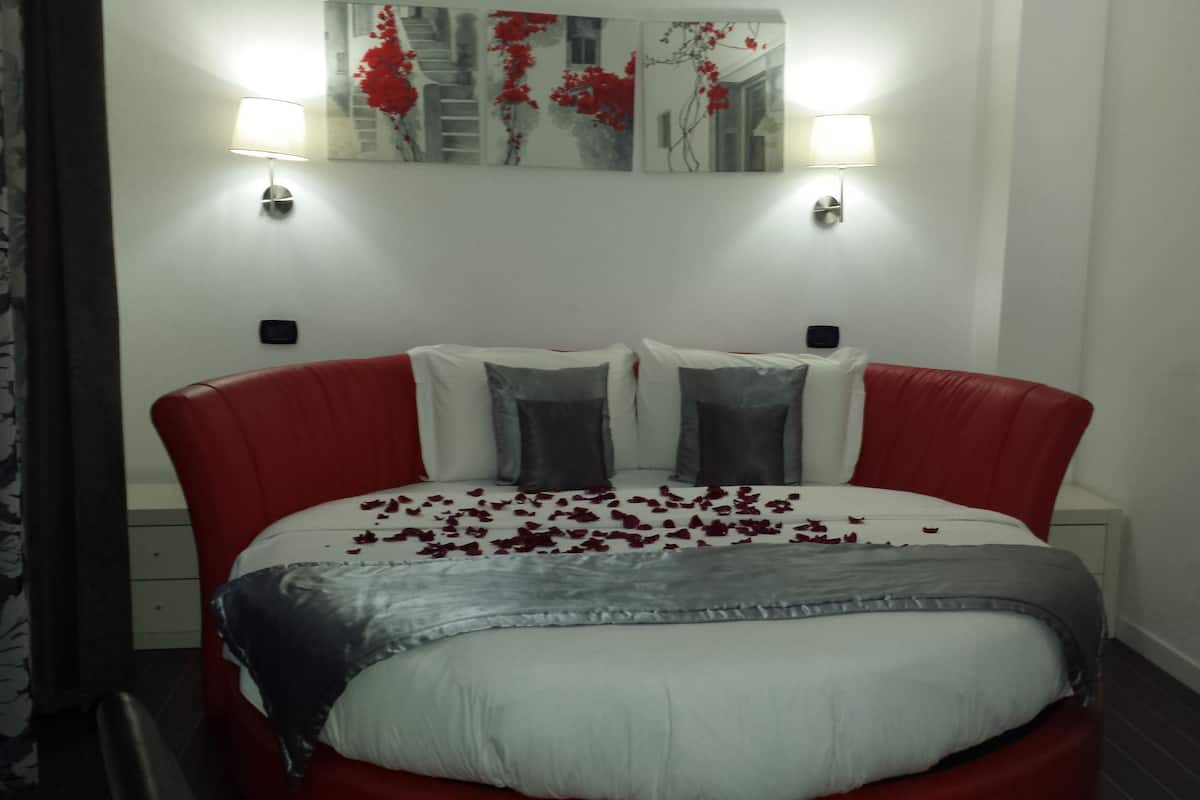 Honeymoon suite, bubbelbad (Jacuzzi) | Luxe beddengoed, bedden met traagschuimmatras, een minibar