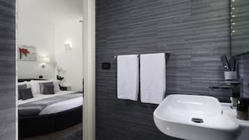 Honeymoon Suite with Jacuzzi | Bathroom | Free toiletries, hair dryer, bidet, towels