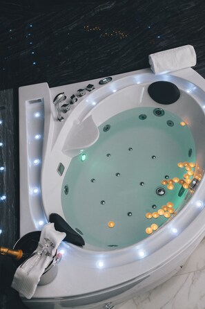 ห้องฮันนีมูนสวีท, อ่างน้ำวน (Jacuzzi) | อ่างน้ำวน