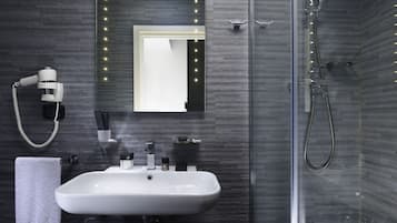 Articles de toilette (gratuits), séchoir à cheveux, bidet