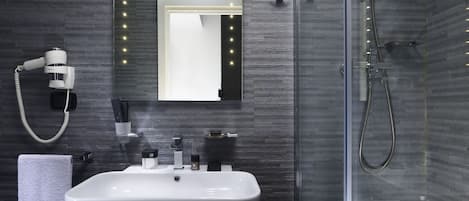 Produtos de toalete grátis, secador de cabelo, bidê, toalhas de banho