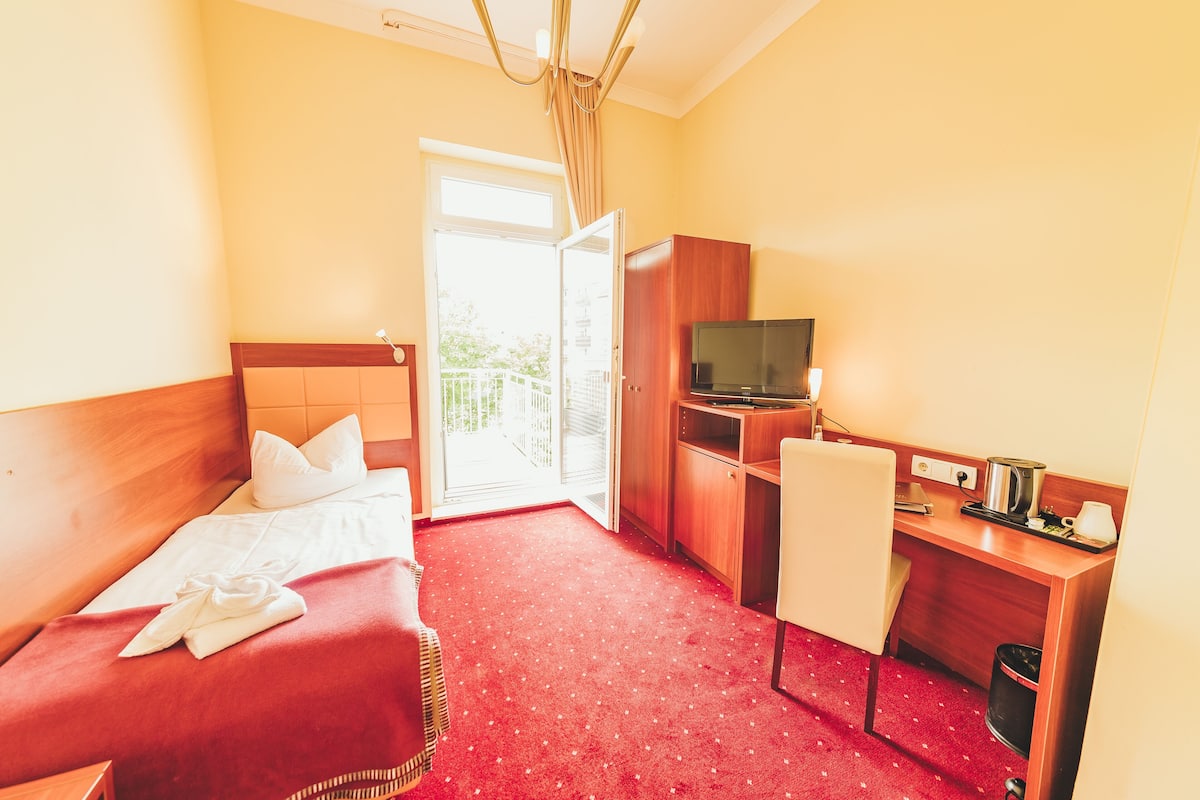 Deluxe eenpersoonskamer, balkon | Woonruimte | Een dvd-speler