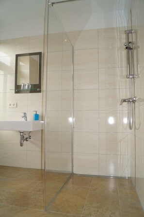 Amenidades de baño gratuitas, secadora de cabello, toallas 