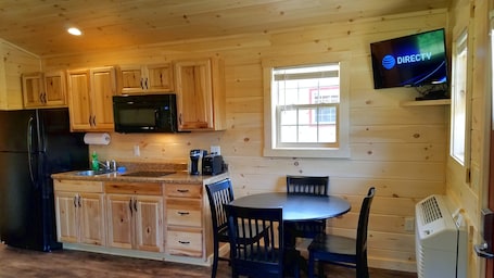 Deluxe Cabin, 1 Bedroom, Non Smoking, Kitchenette | Private kitchen | Fridge, microwave, coffee/tea maker, freezer