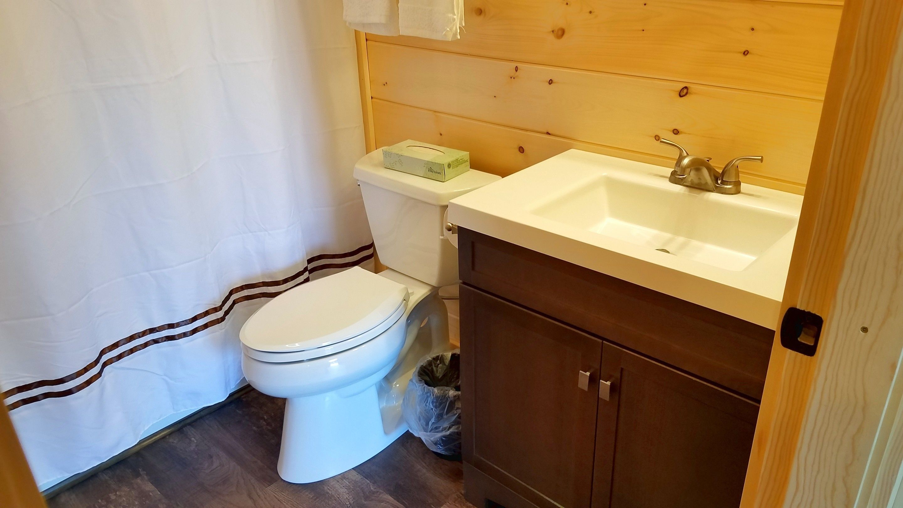 Un baño pequeño con inodoro, lavamanos y armario.
