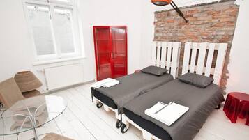 Premium bedding, desk, iron/ironing board, free WiFi