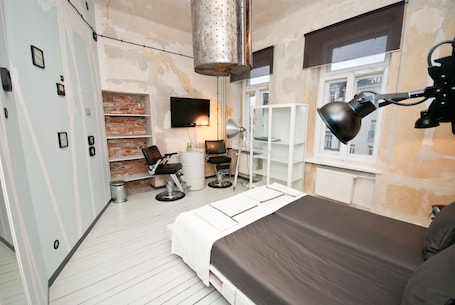 Premium bedding, desk, iron/ironing board, free WiFi
