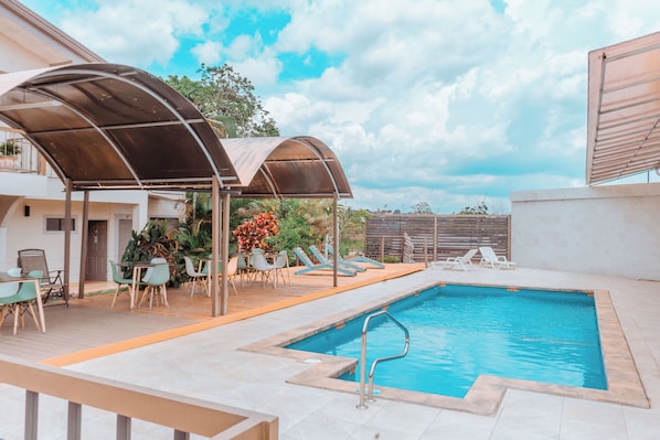 Outdoor pool, open 7:00 AM to 9:00 PM, sun loungers - Hotel Zima (San Isidro de El General)