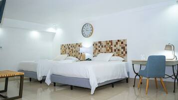 Habitación Deluxe | Ropa de cama de alta calidad, camas Tempur-Pedic y escritorio