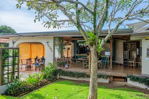 Se sirven desayunos y cocina internacional, junto a la piscina 