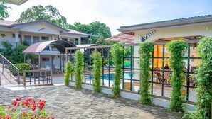 A courtyard with a pool, covered seating area, and a restaurant named "Pasta". - Hotel Zima (San Isidro de El General)