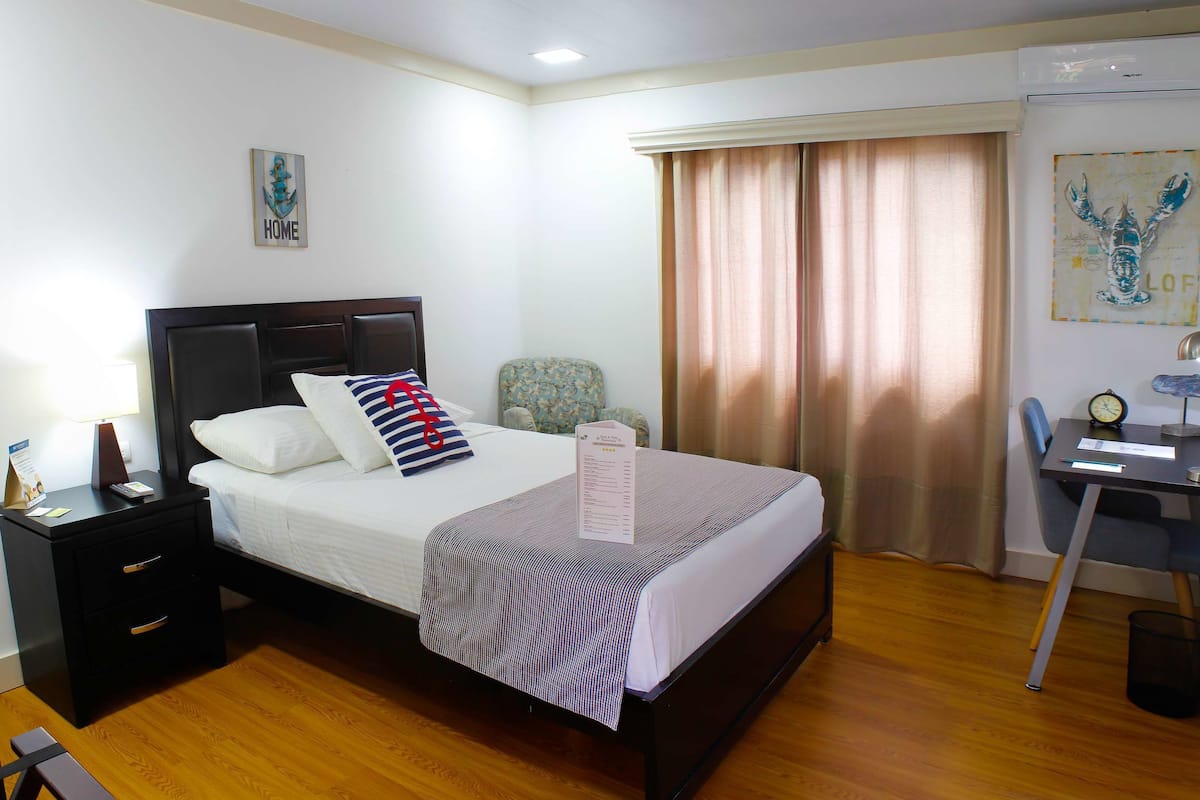 Premium bedding, Tempur-Pedic beds, desk