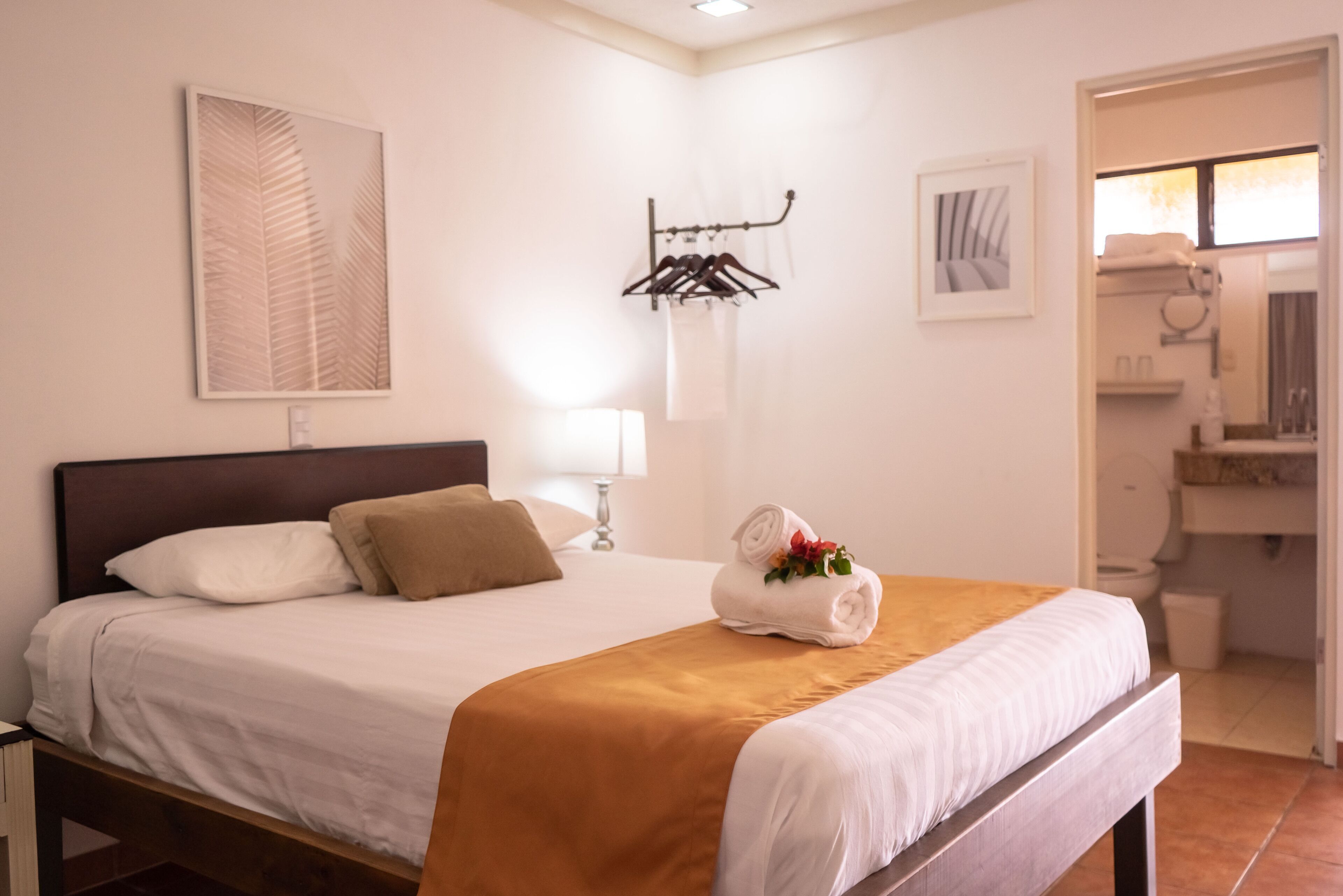 Literie de qualité supérieure, matelas Tempur-Pedic, bureau
