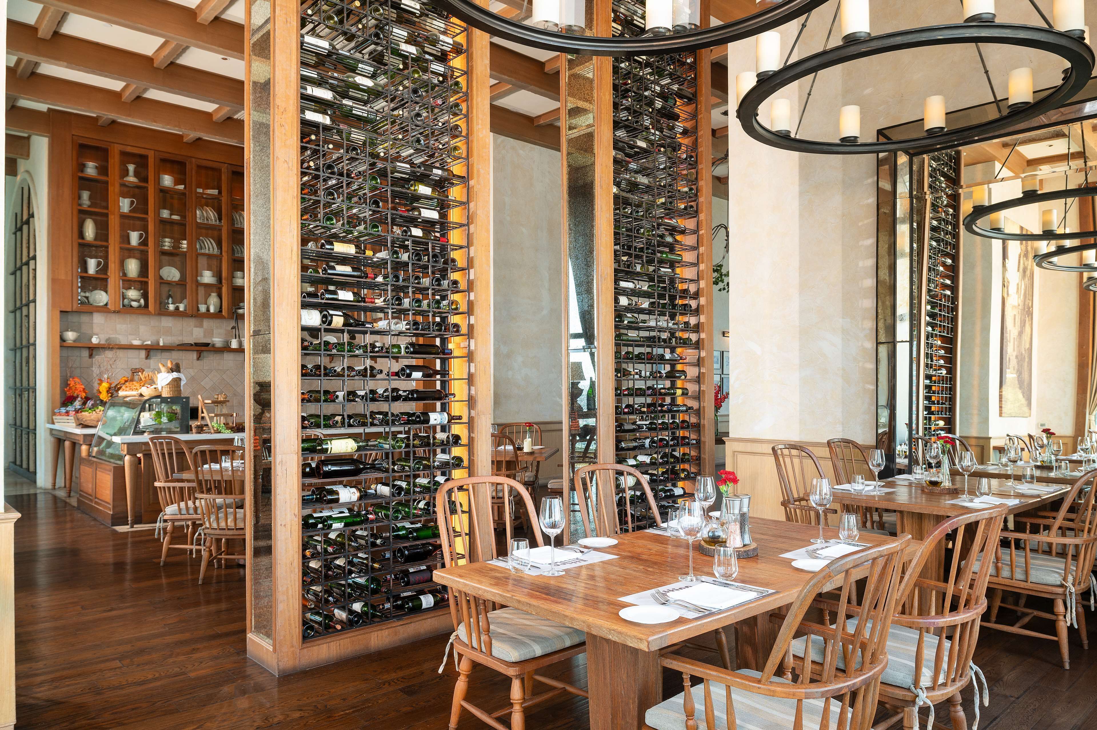 3 restaurants, lunch, dinner served; chinese cuisine