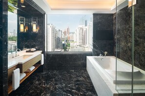Junior Suite (Lounge Access) | Bathroom - Radisson Blu Plaza Bangkok (Bangkok)