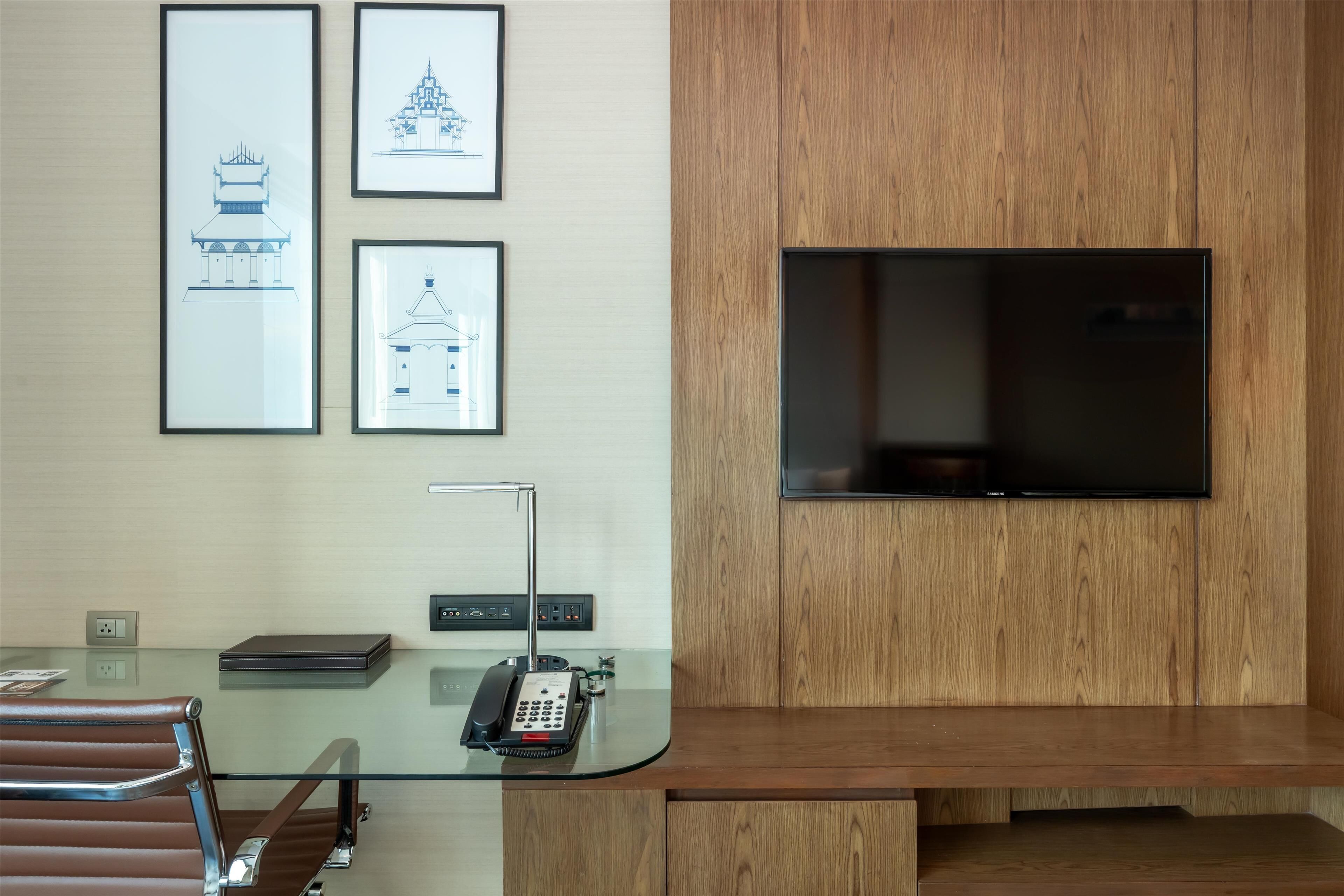 junior suite (lounge access) | 1 bedroom, premium bedding, minibar, in-room safe