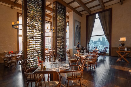 3 restaurantes; se sirve almuerzo y cena; cocina china