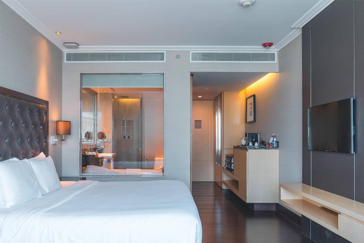 Rom – business (Business Class, Lounge Access) | Sengetøy av topp kvalitet, minibar, safe på rommet og skrivebord