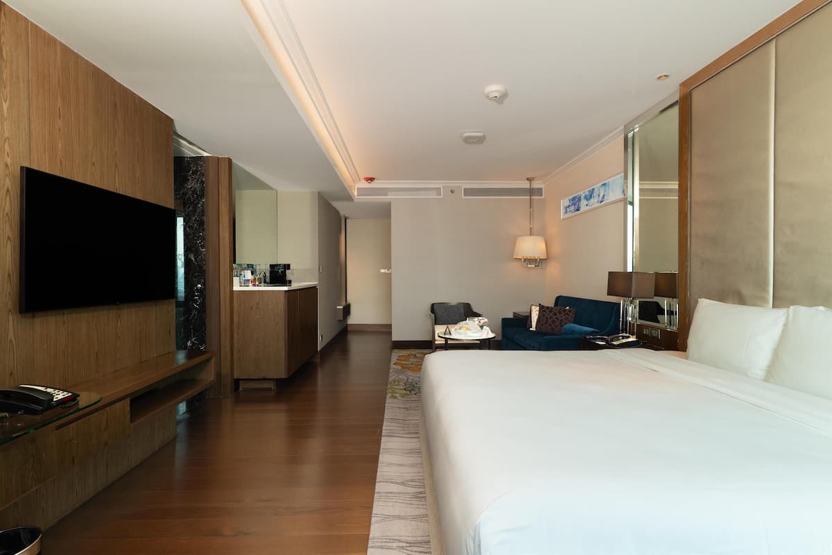 Suite – junior (Lounge Access) | Sengetøy av topp kvalitet, minibar, safe på rommet og skrivebord