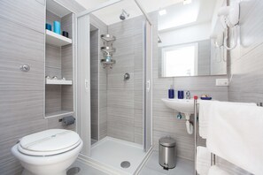 Shower, rainfall showerhead, hair dryer, towels - San Peter Angels (Rome)