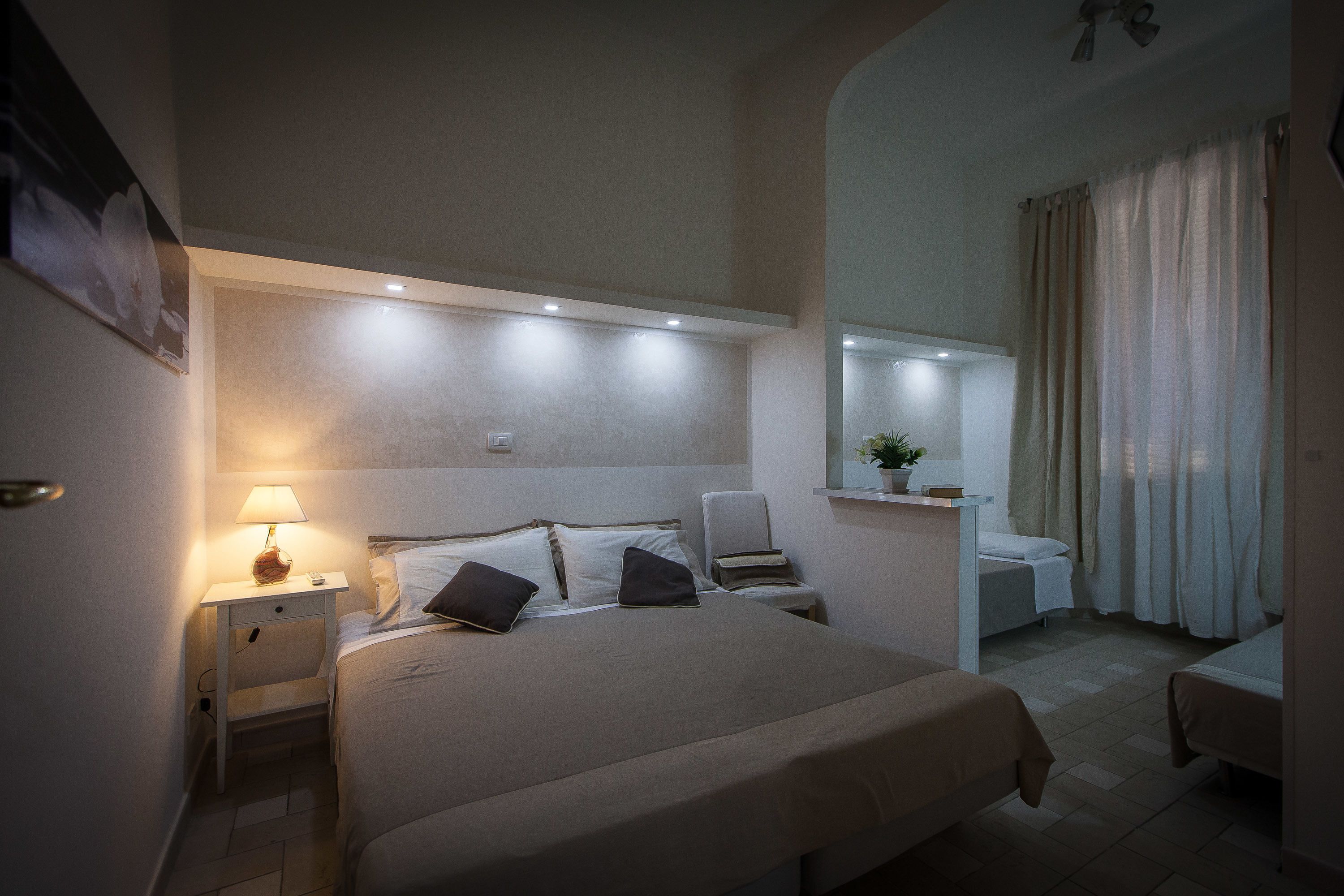 Quarto quádruplo família, 1 quarto, banheiro privativo, vista para a cidade | Edredons de pluma, escrivaninha, cortinas blackout