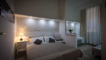 Quarto quádruplo família, 1 quarto, banheiro privativo, vista para a cidade | Edredons de pluma, escrivaninha, cortinas blackout