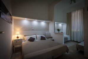 Quarto quádruplo família, 1 quarto, banheiro privativo, vista para a cidade | Edredons de pluma, escrivaninha, cortinas blackout