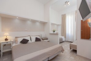 Family Quadruple Room, 1 Bedroom, Private Bathroom, City View - San Peter Angels (Rome)