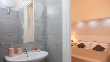 Familie vierpersoonskamer, 1 slaapkamer, privébadkamer, uitzicht op stad | Donzen dekbedden, een bureau, verduisterende gordijnen