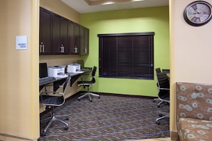 A business center with a desk, chairs, a computer, and a clock on the wall. - Holiday Inn Express Hotel & Suites Fort Dodge by IHG (Fort Dodge)