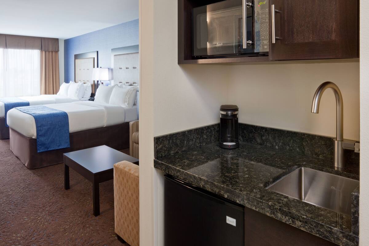 standard room, multiple beds | private kitchenette | mini-fridge, microwave, coffee/tea maker