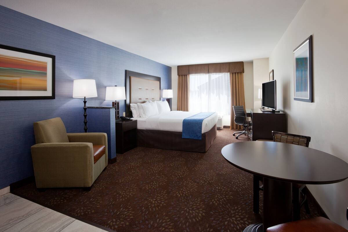 Suite, 1 King Bed, Accessible (Communication, Accessible Tub)