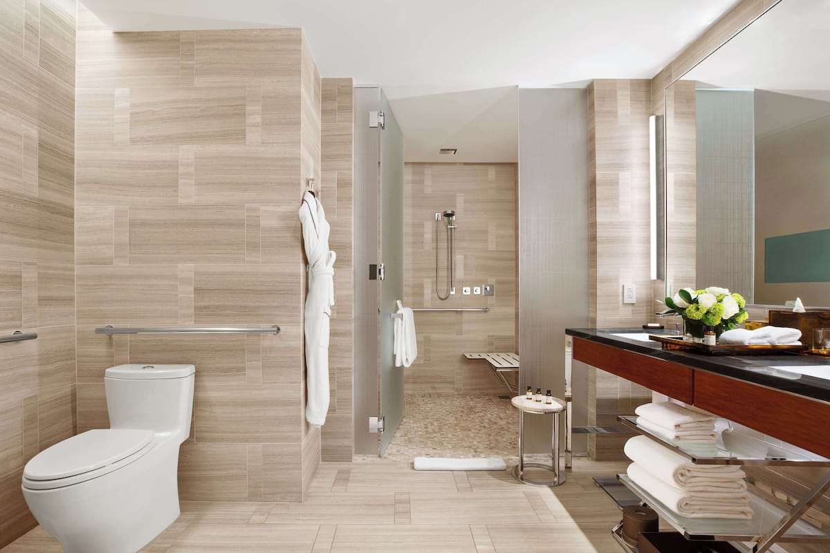Phòng Tiêu chuẩn, 1 giường cỡ king, phù hợp cho người khuyết tật (with Shower) | Phòng tắm | Vòi sen/bồn tắm kết hợp, bồn tắm ngâm, vòi sen phun mưa 