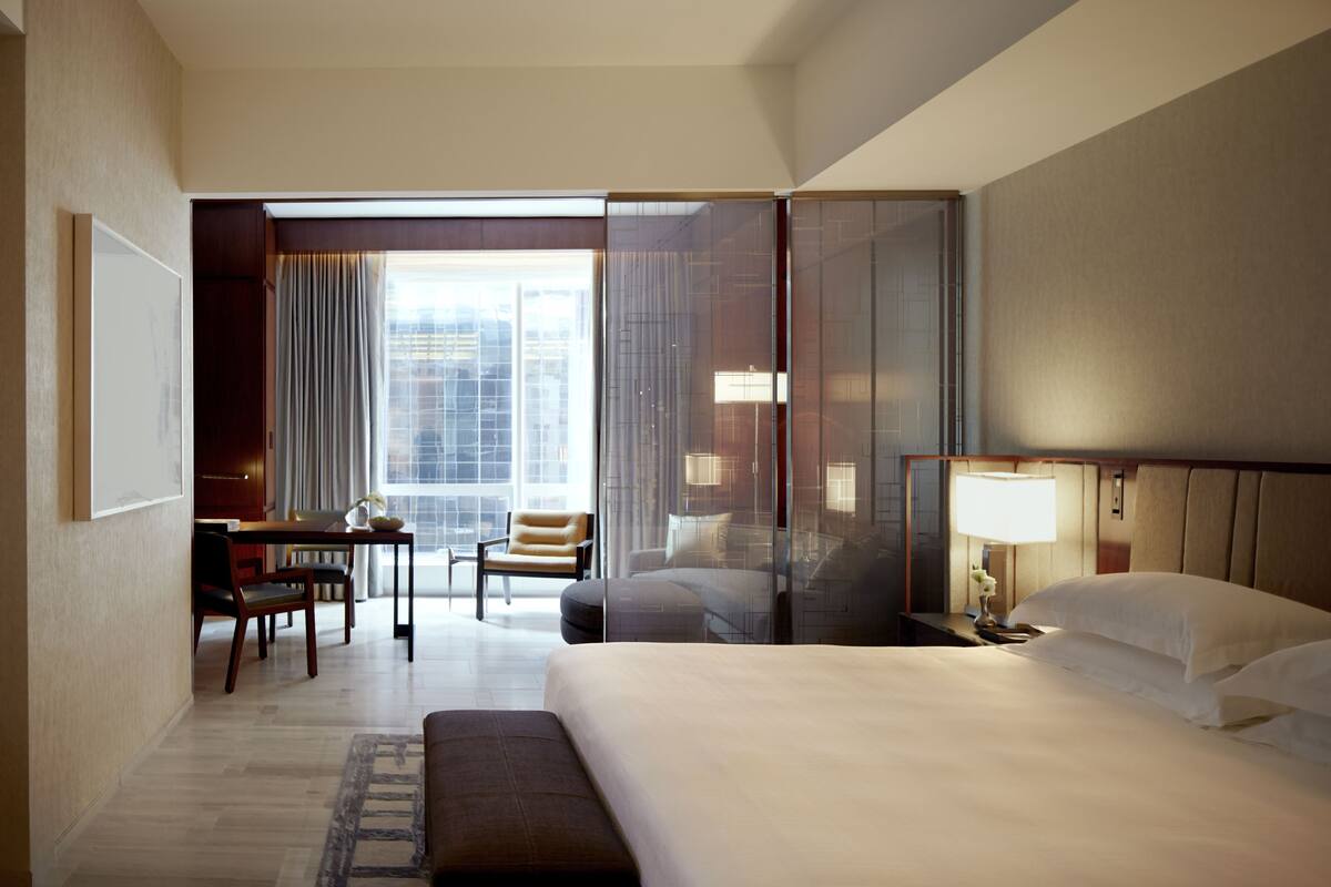 Bộ đồ giường cao cấp, minibar, két bảo mật tại phòng, bàn 