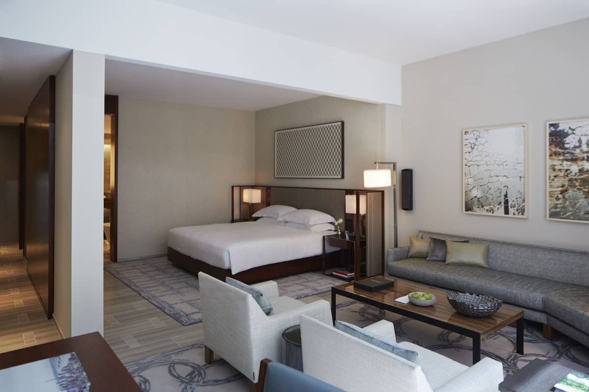 Phòng Suite, 1 giường cỡ king | Bộ đồ giường cao cấp, minibar, két bảo mật tại phòng, bàn 