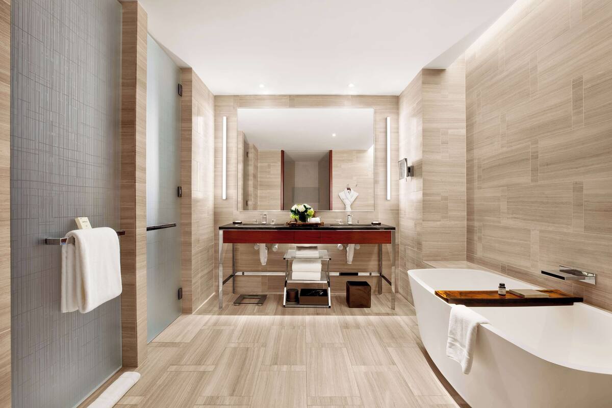 Bộ đồ giường cao cấp, minibar, két bảo mật tại phòng, bàn 
