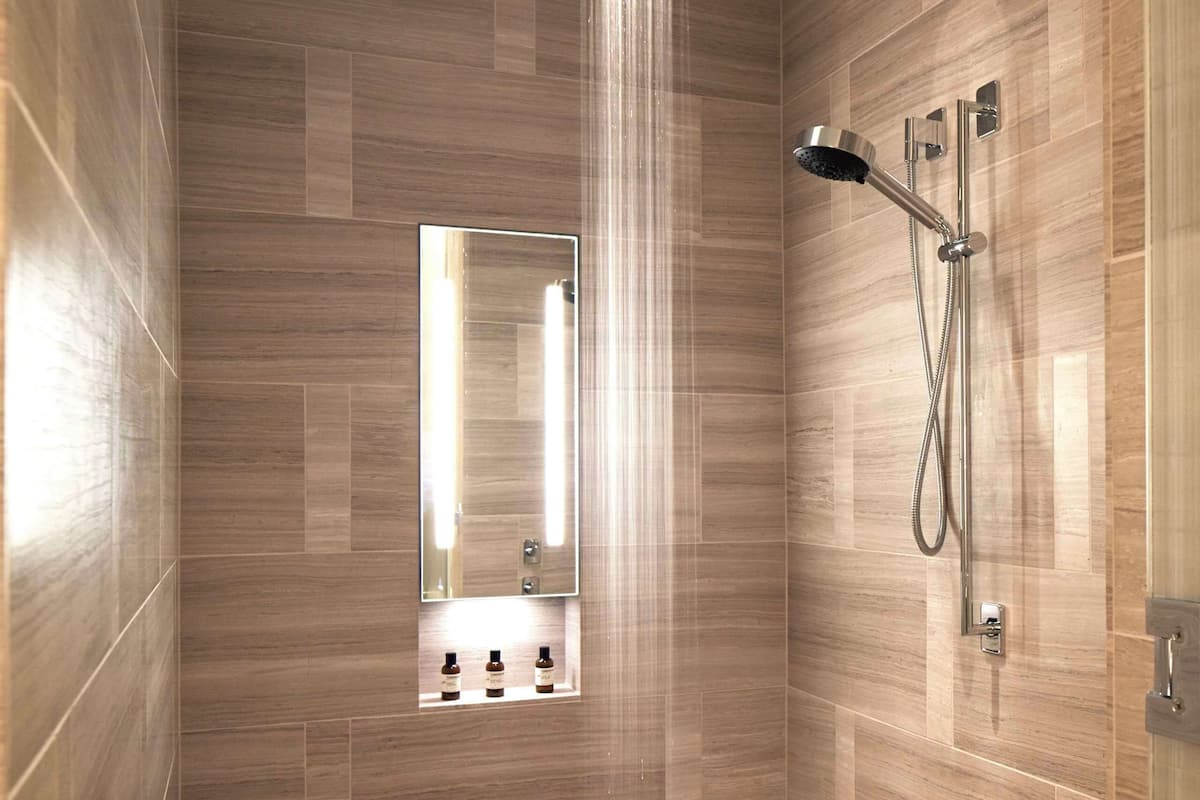 Combined shower/tub, deep soaking tub, rainfall showerhead