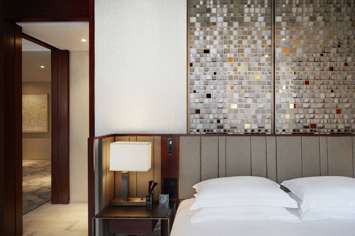 Bộ đồ giường cao cấp, minibar, két bảo mật tại phòng, bàn 