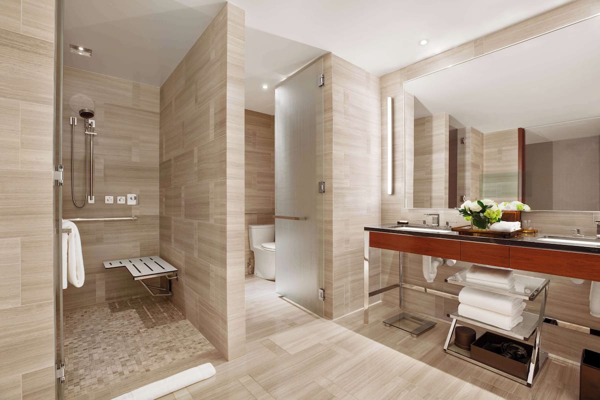 Phòng, 1 giường cỡ king, phù hợp cho người khuyết tật (with Shower) | Phòng tắm | Vòi sen/bồn tắm kết hợp, bồn tắm ngâm, vòi sen phun mưa 