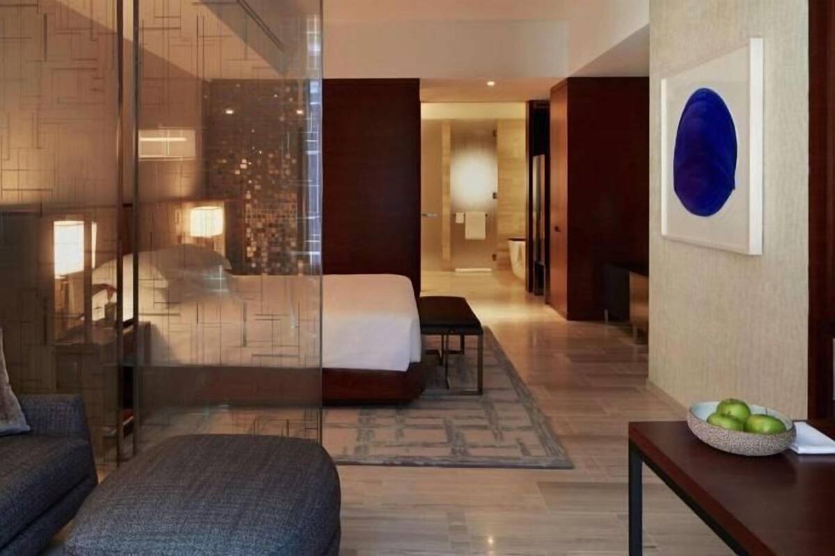 Bộ đồ giường cao cấp, minibar, két bảo mật tại phòng, bàn 
