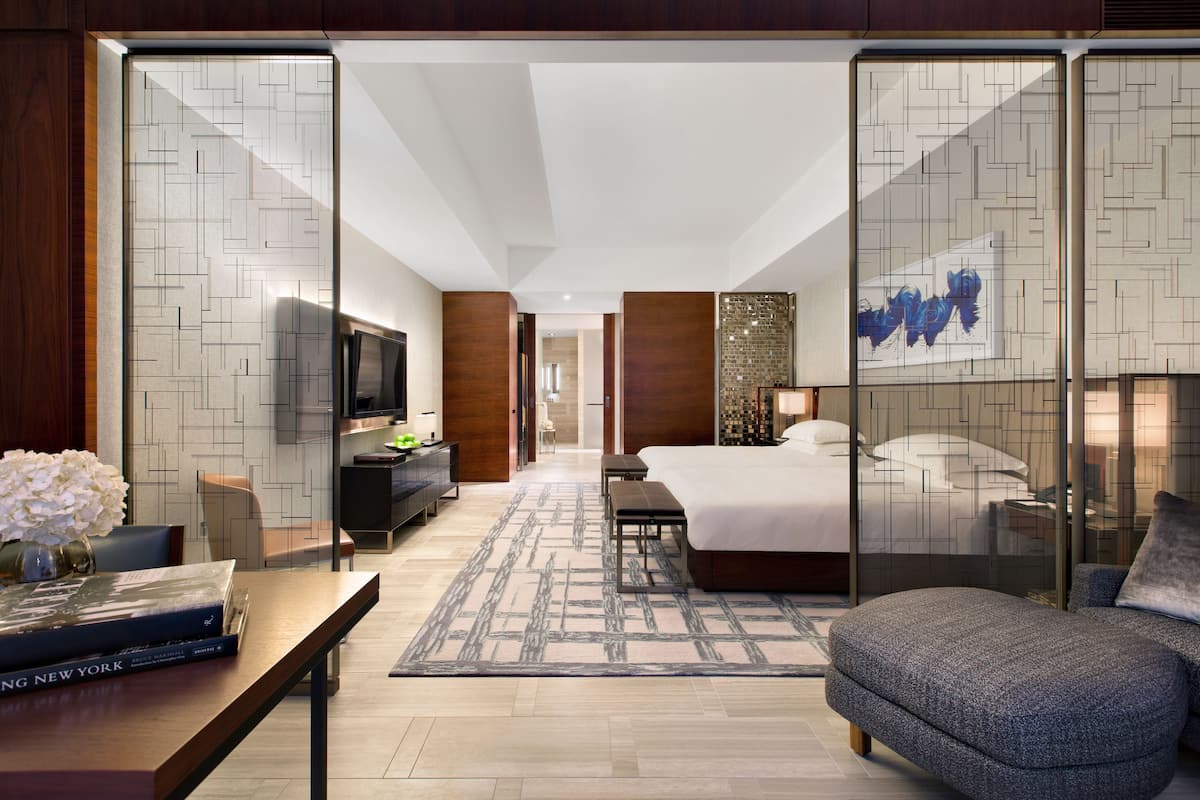 Bộ đồ giường cao cấp, minibar, két bảo mật tại phòng, bàn 