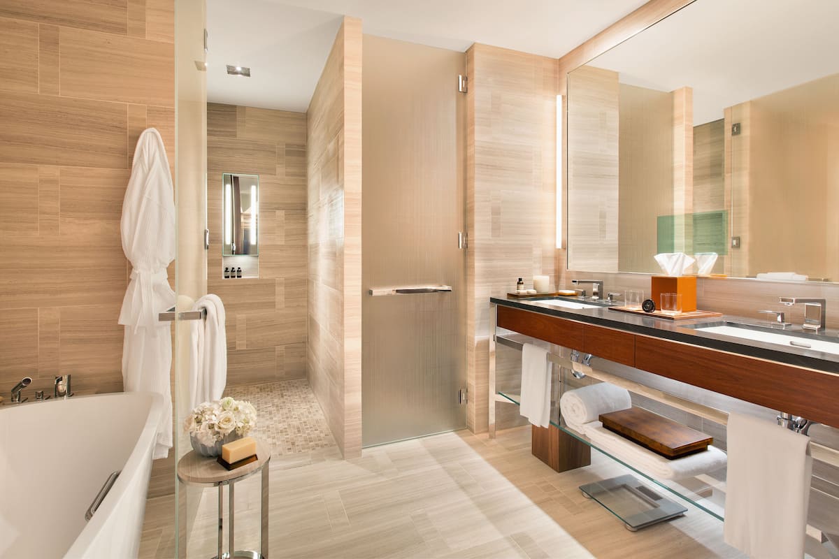 Bộ đồ giường cao cấp, minibar, két bảo mật tại phòng, bàn 
