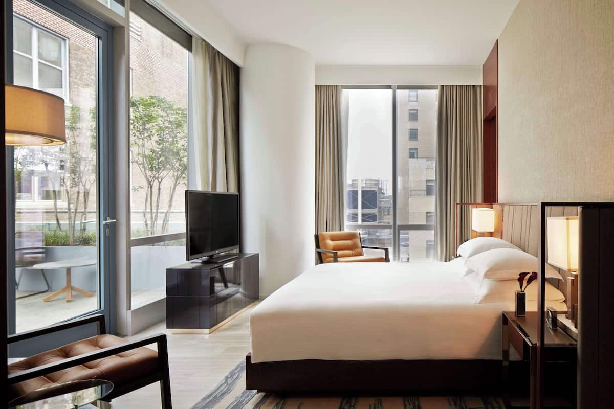 Phòng Suite, 1 phòng ngủ, hiên | Bộ đồ giường cao cấp, minibar, két bảo mật tại phòng, bàn 