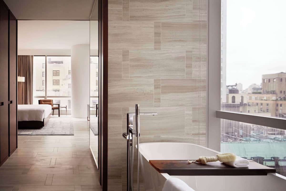Phòng Suite, 1 phòng ngủ, quang cảnh thành phố | Bộ đồ giường cao cấp, minibar, két bảo mật tại phòng, bàn 
