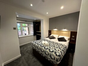 Double Room | Desk, free WiFi, bed sheets - Gainsborough Lodge (Horley)
