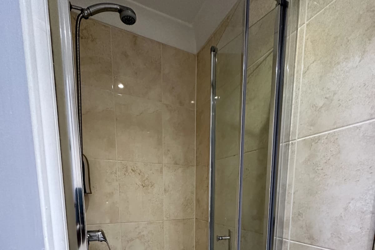 Eenpersoonskamer | Badkamer | Een haardroger, handdoeken